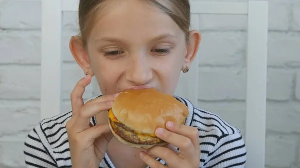 Niño Comiendo Hamburguesa Restaurante Niño Come Chatarra Comida Rápida Hambrienta — Foto de Stock