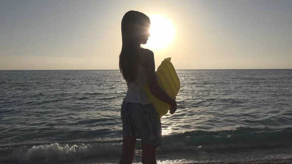 Kind Spelen Het Strand Zonsondergang Kid Watching Sea Waves Girl — Stockfoto
