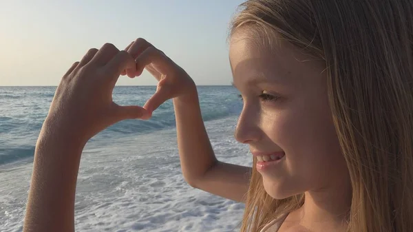 Beach Çocuk Deniz Dalgaları Izlerken Kız Yapar Üzerinde Kalp Şekli — Stok fotoğraf