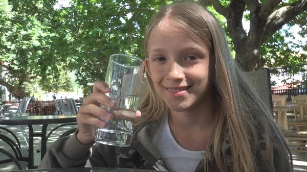 Niño Bebiendo Agua Restaurante Niño Sosteniendo Vaso Agua Niña Sonriendo — Foto de Stock