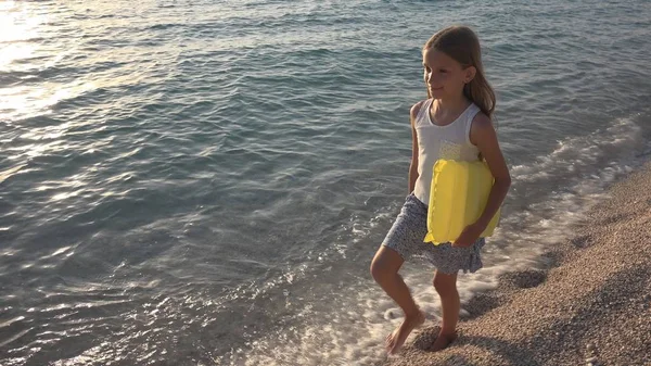 Bambino Che Gioca Sulla Spiaggia Tramonto Ragazzo Felice Che Cammina — Foto Stock