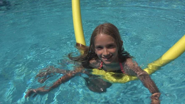 Criança Nadando Piscina Criança Sorridente Retrato Menina Desfrutando Férias Verão — Fotografia de Stock