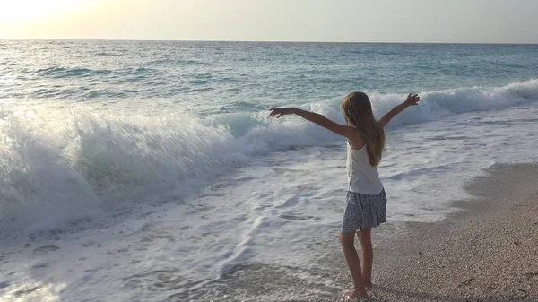 Gyermek Játszik Strand Lány Látszó Nél Tenger Hullámai Gyerek Nézi — Stock Fotó