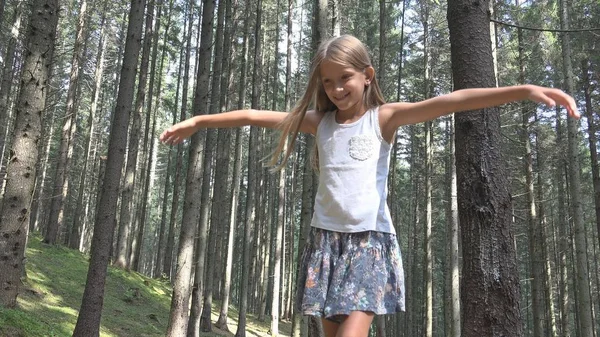 Criança Floresta Caminhando Log Kid Playing Camping Adventure Garota Madeira — Fotografia de Stock