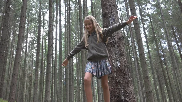 Enfant Forêt Marchant Sur Tronc Enfant Jouant Camping Aventure Fille — Photo