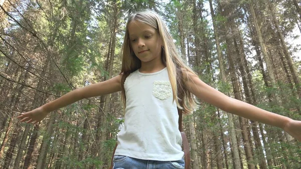 Kind Bos Wandelen Log Kid Spelen Camping Avontuur Meisje Buiten — Stockfoto
