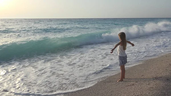 Дитина Грав Пляжі Дівчина Дивлячись Морські Хвилі Дитина Дивиться Березі — стокове фото