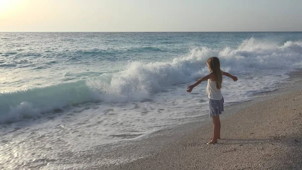 Дитина Грав Пляжі Дівчина Дивлячись Морські Хвилі Дитина Дивиться Березі — стокове фото