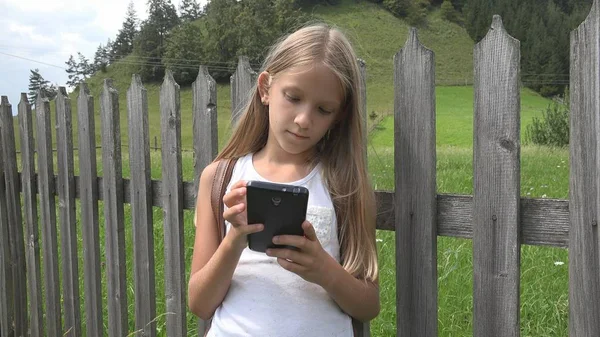 Παιδί Που Παίζει Smartphone Εξωτερική Κατσίκι Στο Tablet Κορίτσι Χαλάρωση — Φωτογραφία Αρχείου