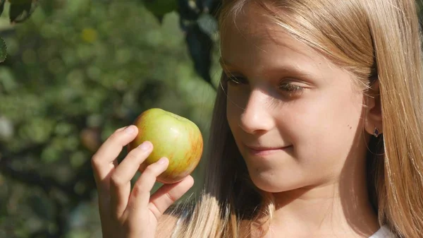 Niña Comiendo Manzana Niña Huerto Niña Agricultora Estudiando Frutas Árbol — Foto de Stock