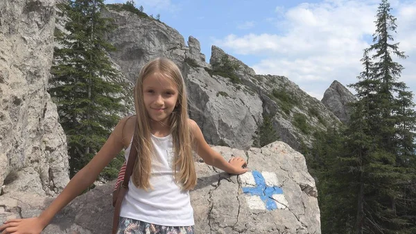 Dziecko Camping Znaki Góry Turysta Dziewczyna Las Wycieczka Wycieczka Szlaku — Zdjęcie stockowe