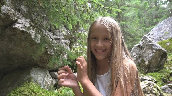 登山道のキャンプ子供子供学校少女森の冒険でリラックス — ストック写真