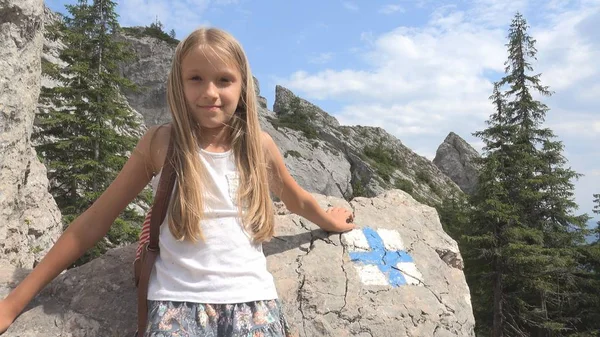 Kind Zelten Wanderzeichen Den Bergen Touristenmädchen Ausflug Den Wald — Stockfoto