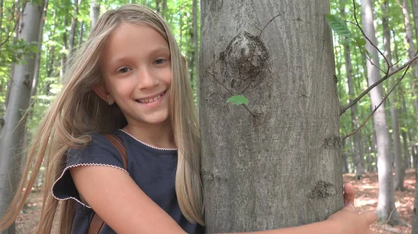 Dítě Lese Kid Hraje Přírodě Dívka Dobrodružství Venku Stromem — Stock fotografie