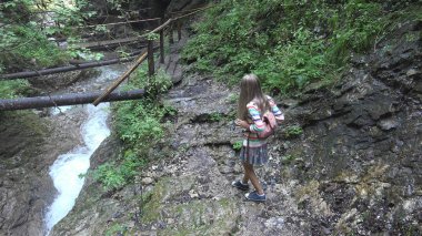 Kamp Hiking, orman macera kız çocuk dağ izi yürüyüş çocuk