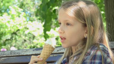 Çocuk Bahçesi, çocuk rahatlatıcı, parkta bankta oturmuş, dondurma yemek