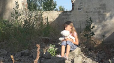 Mutsuz üzgün çocuk, terk edilmiş çocuk yıkıldı evde, evsiz kız çocuk