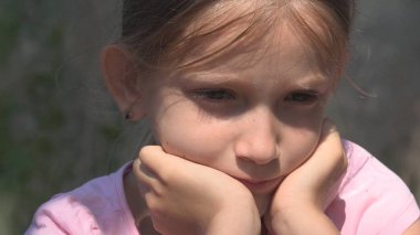 Üzücü anılar, mutsuz çocuk terk edilmiş evde kayıp evsiz çocuk ağlıyor