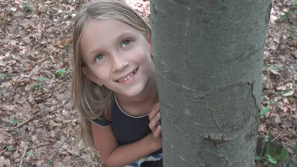 Dítě Lese Kid Hraje Přírodě Dívka Dobrodružství Venku Stromem — Stock fotografie