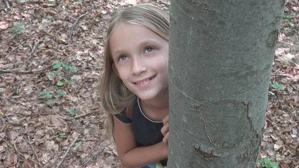 Dítě Lese Kid Hraje Přírodě Dívka Dobrodružství Venku Stromem — Stock fotografie