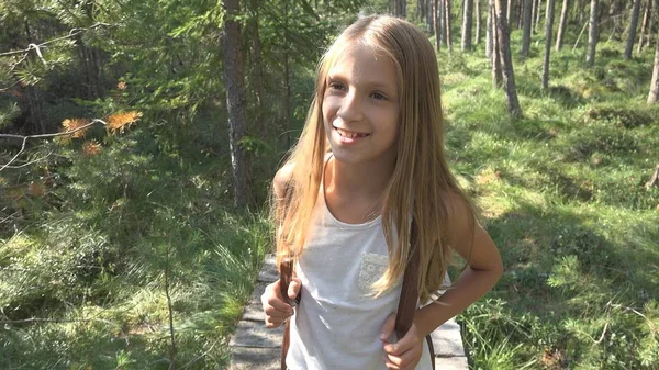 Barn Som Går Skogen Kid Utomhus Natur Flicka Som Leker — Stockfoto