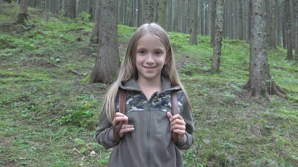 Criança Floresta Criança Brincando Natureza Menina Aventura Livre Camping — Fotografia de Stock