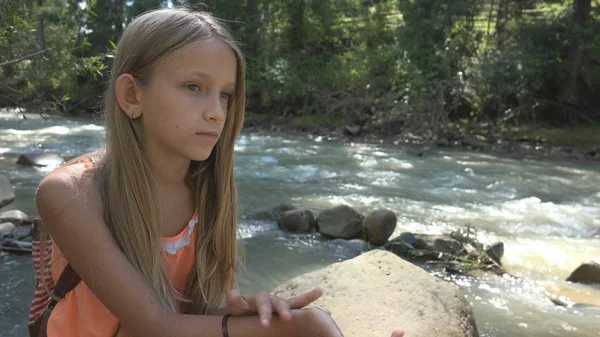 Сумно Дитини Річці Вдумливі Kid Відпочиваючи Природі Дівчина Кемпінгу Гора — стокове фото