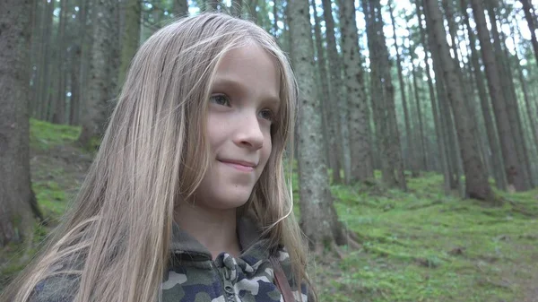 Barn Skogen Kid Spelar Naturen Flicka Äventyr Utomhus Camping — Stockfoto