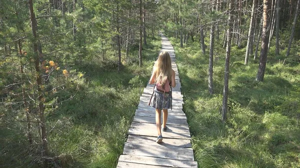 Kind Wandelen Bos Kid Buiten Natuur Meisje Spelen Camping Avontuur — Stockfoto