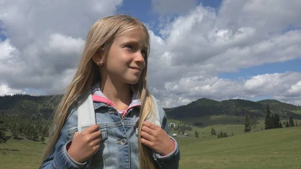 Toeristische Kind Bergen Trails Kid Landschappen Meisje Summer Trip Kijken — Stockfoto