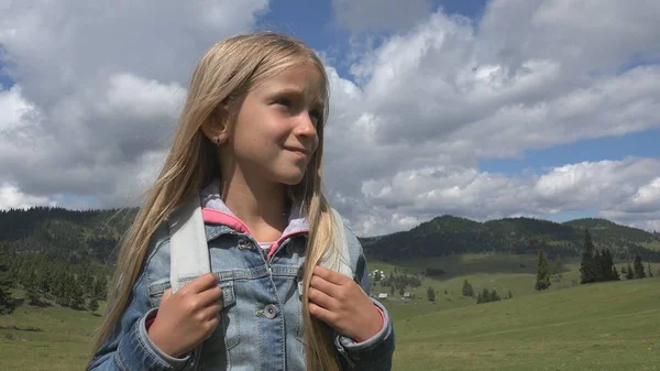 Criança Turística Trilhas Montanhas Kid Looking Landscapes Viagem Verão Para — Fotografia de Stock