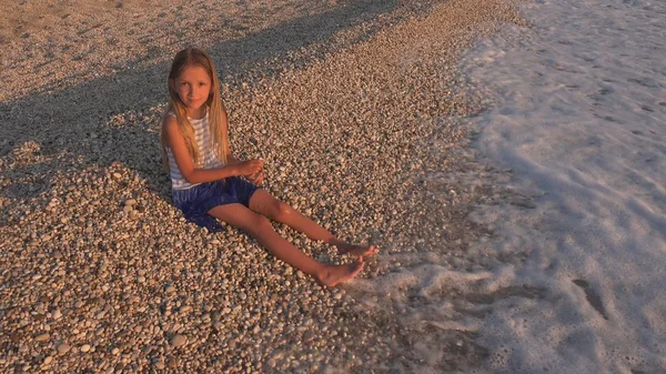 Enfant Jouant Sur Plage Enfant Coucher Soleil Fille Jetant Des — Photo
