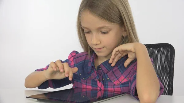 Dziecko Dziewczyna Gry Tablet Komputer Surfing Internet Małe Dziecko Office — Zdjęcie stockowe