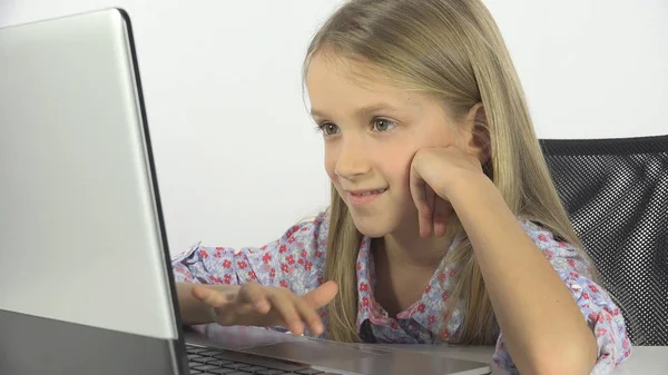 Niño Jugando Ordenador Portátil Niño Estudiando Niña Retrato Aprendizaje Clase —  Fotos de Stock