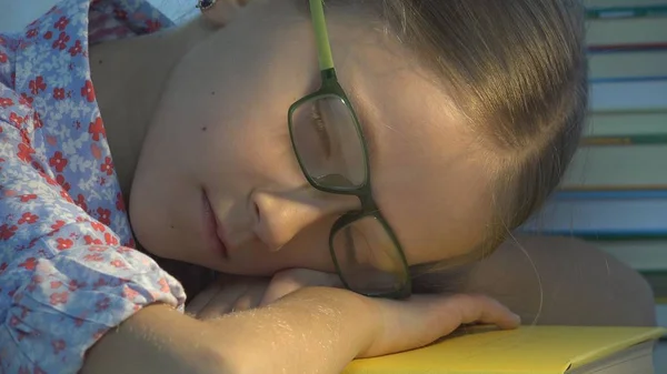 Óculos Criança Dormindo Olhos Cansados Menina Retrato Muita Leitura Criança — Fotografia de Stock