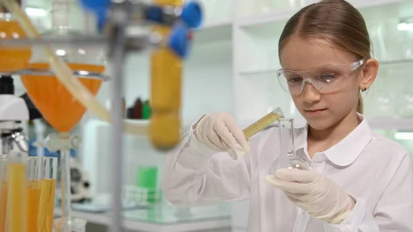 在学校实验室做儿童化学实验 学生女孩科学 孩子类 — 图库照片