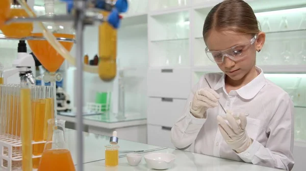Experimento Químico Para Niños Laboratorio Escolar Alumna Clase Ciencias — Foto de Stock