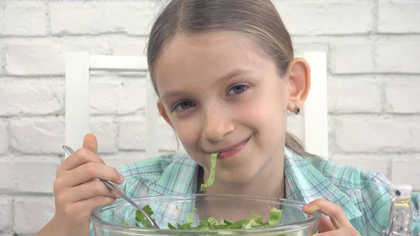 Niño Comiendo Ensalada Verde Niño Cocina Chica Comer Verduras Frescas — Foto de Stock