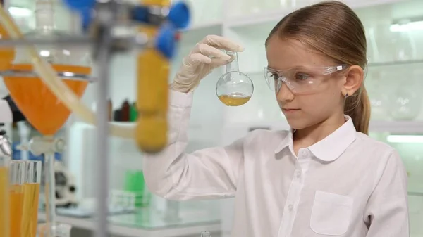 Niño Estudiando Química Laboratorio Escolar Estudiante Haciendo Experimentos — Foto de Stock