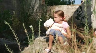 Üzücü anılar, kayıp evsiz çocuk, çocukla terk edilmiş, mutsuz mutsuz ağlıyor