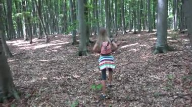 Kamp macera oynamak orman, çocuk Hiking dağlar, kız yürüyüş çocuk