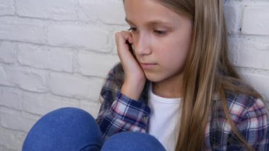 Hasta üzgün çocuk, depresyon, ruhsal bozukluk stresli mutsuz çocuk, kötü kız