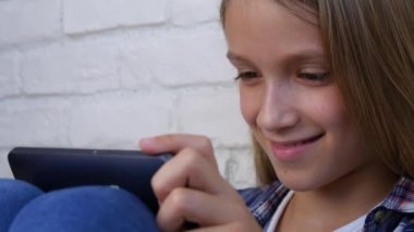 Smartphone, çocuk oynayan çocuk Tablet Online, Internet arama kız kullanır