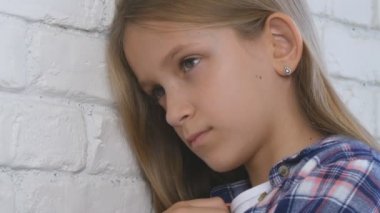 Hasta üzgün çocuk, depresyon, ruhsal bozukluk stresli mutsuz çocuk, kötü kız