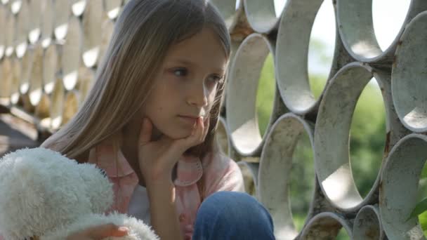 Triste Niño Parque Infeliz Pensativo Chica Aire Libre Aburrido Chico — Vídeos de Stock