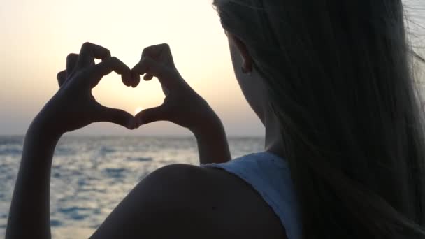 Bambino Che Gioca Sulla Spiaggia Kid Watching Sea Waves Girl — Video Stock