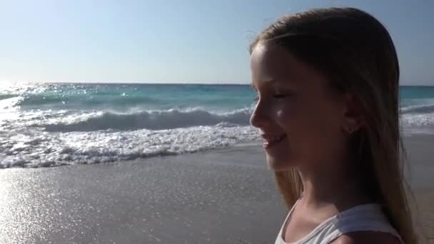 Kind Spelen Het Strand Zonsondergang Kid Watching Sea Waves Girl — Stockvideo
