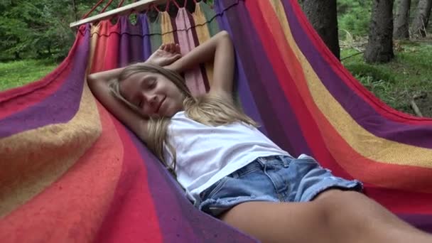 Kamp Içinde Ormanda Kız Dağlarda Rahatlatıcı Çocuk Hamakta Uyuyan Çocuk — Stok video