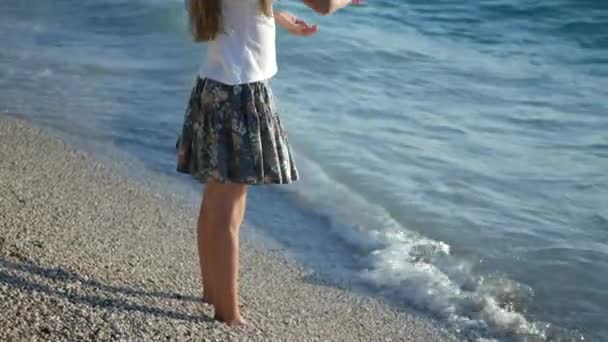 Kind Spelen Strand Kid Bij Zonsondergang Meisje Gooien Steentjes Zeewater — Stockvideo