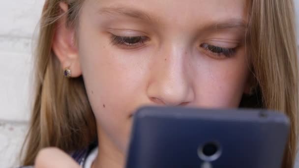 Kind Spelen Smartphone Kid Gebruikt Tablet Online Meisje Zoeken Internet — Stockvideo